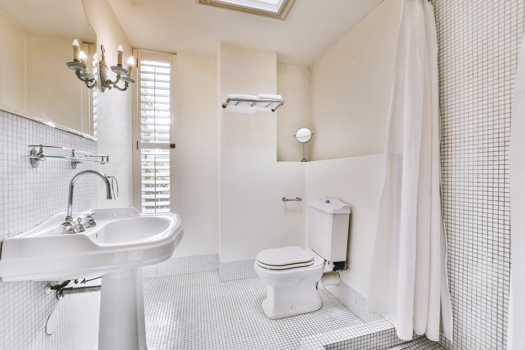 How much should fitting a new bathroom cost in 2026 ( New Data)