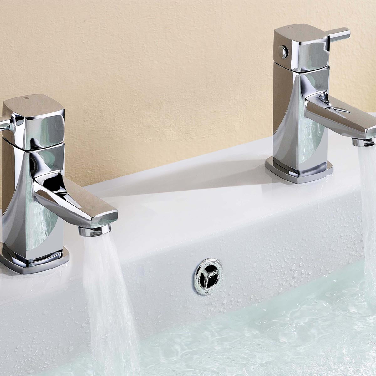 Bath pillar taps